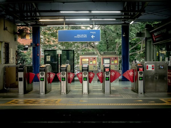 Comment éviter le tourisme de masse et découvrir des lieux authentiques lors de votre prochain voyage ?